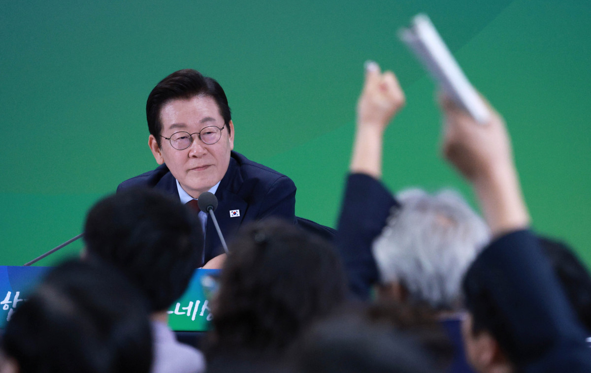 ▲이재명 대통령이 12일 강원 춘천시 강원창작개발센터에서 열린 '강원의 마음을 듣다' 타운홀 미팅에서 참석자들 질문을 받고 있다. 2025.09.12.  (뉴시스)