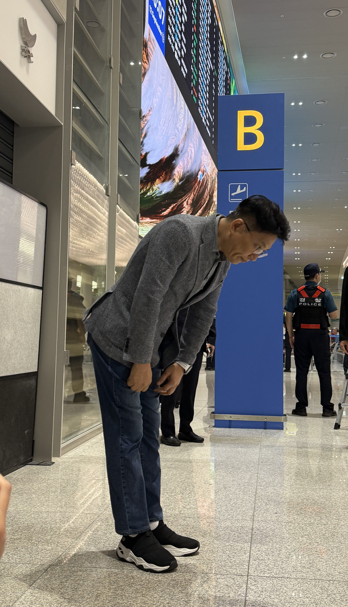 ▲김동명 LG에너지솔루션 대표이사가 12일 오후 인천국제공항 출국장 앞 브리핑장에서 카메라를 향해 인사하고 있다. (사진= LG에너지솔루션)