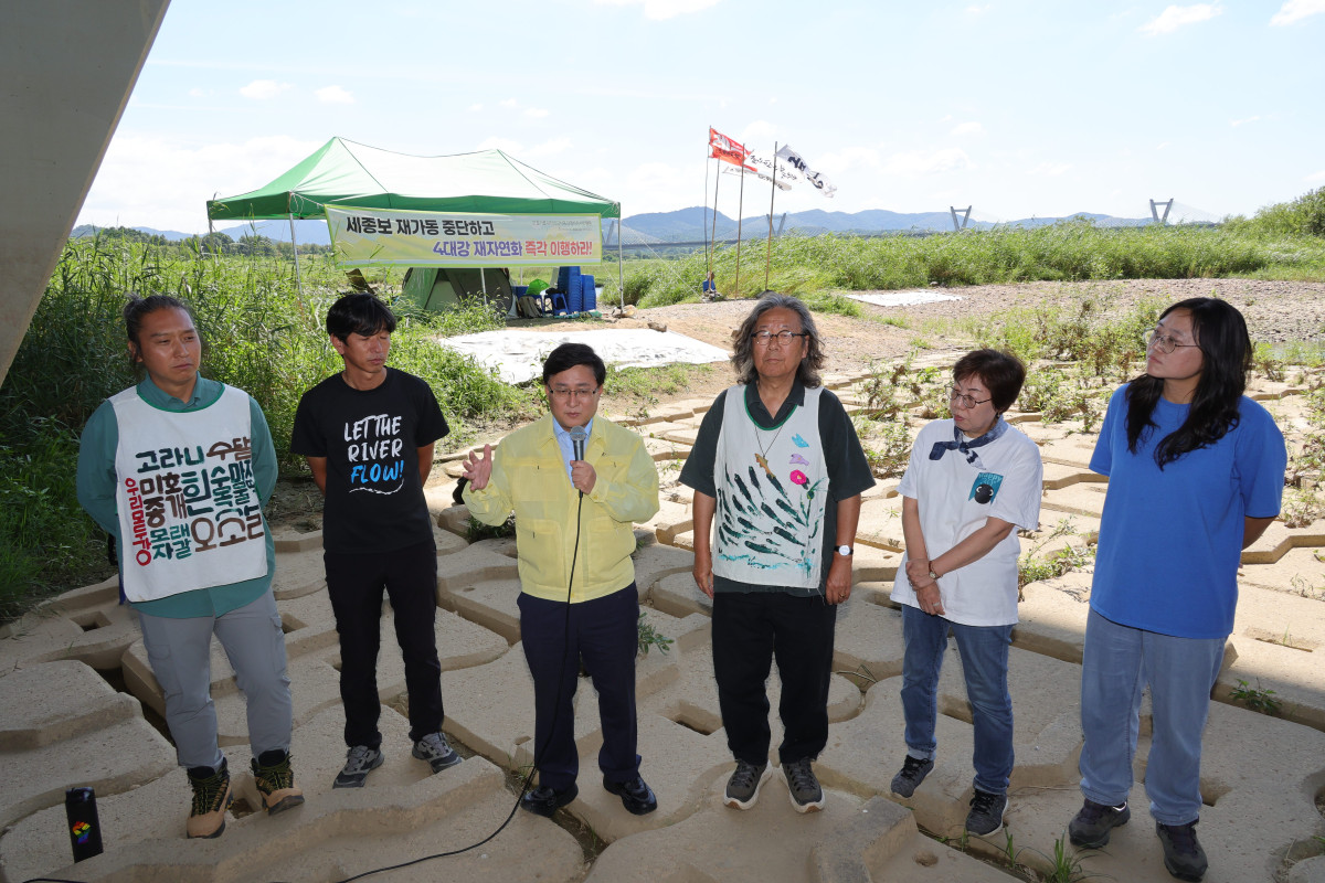 ▲김성환 환경부 장관이 11일 세종시 세종보에서 4대강 재자연화를 요구하며 500일째 천막농성을 벌이고 있는 환경단체를 찾아 4대강 재자연화를 약속하는 등 입장을 설명하고 있다. (환경부)