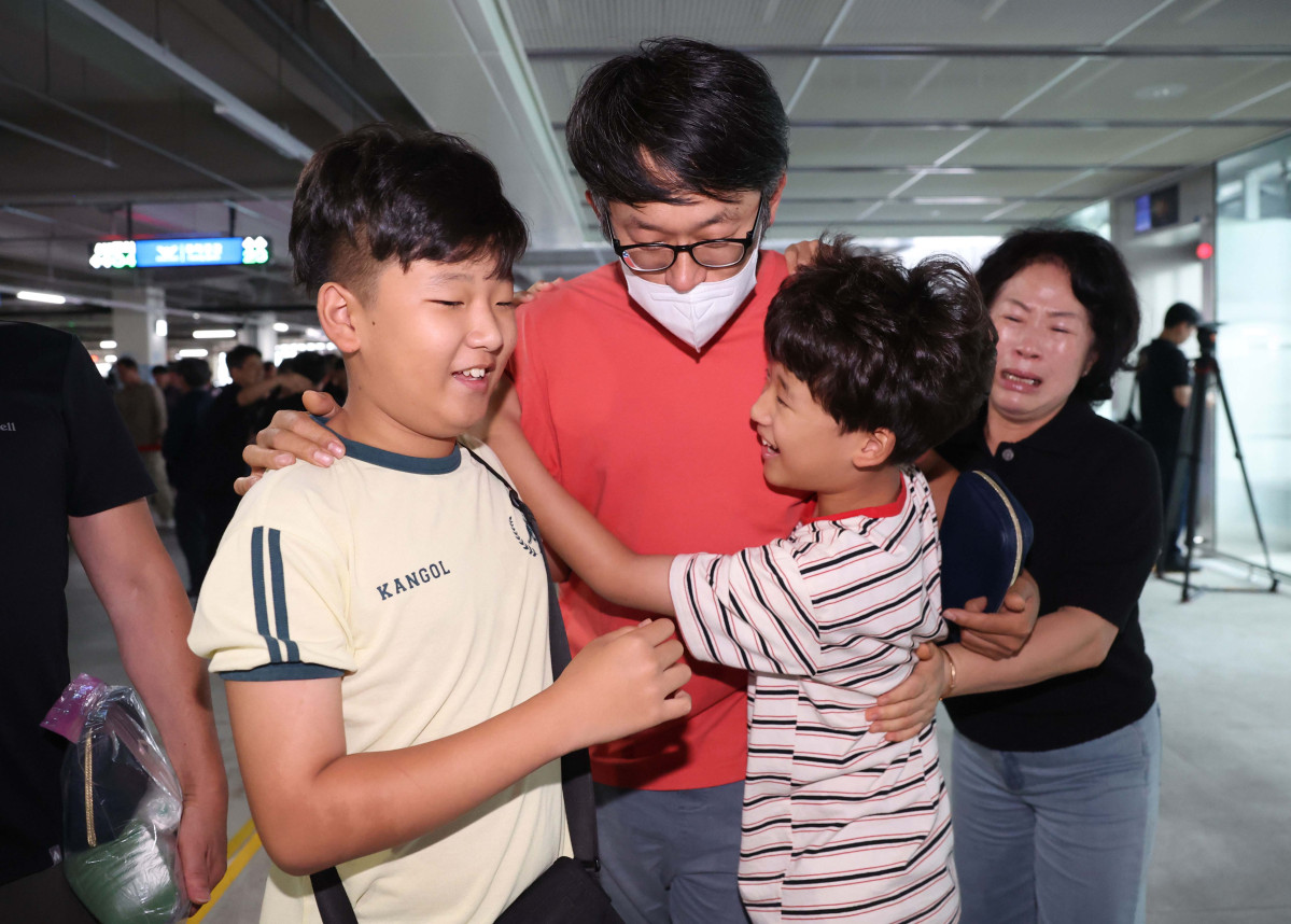 ▲미국 이민당국에 의해 조지아주에 구금됐던 한국인 근로자들이 12일 인천국제공항 제2여객터미널을 통해 귀국한 뒤 주차장에서 가족과 만나고 있다. 신태현 기자 holjjak@