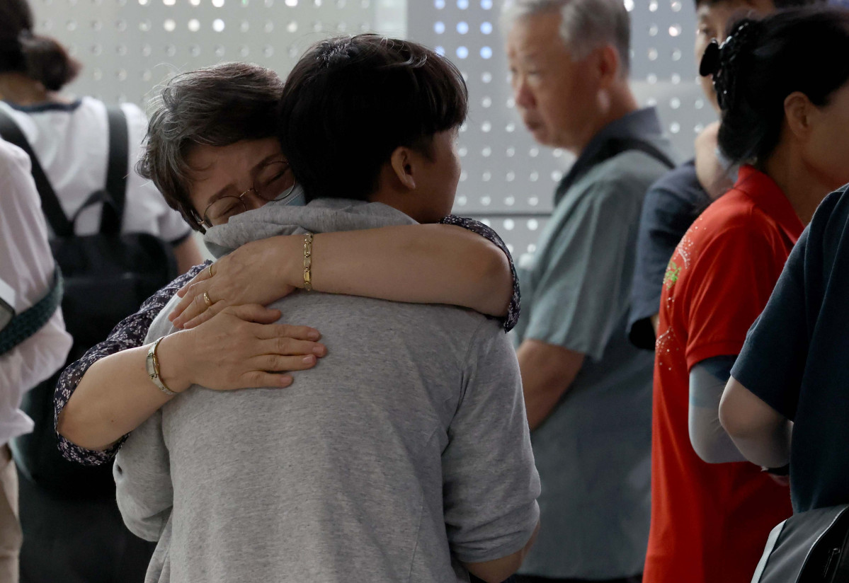 ▲미국 이민당국에 의해 조지아주에 구금됐던 한국인 근로자들이 12일 인천국제공항 제2여객터미널을 통해 귀국한 뒤 주차장에서 가족과 만나고 있다. 신태현 기자 holjjak@