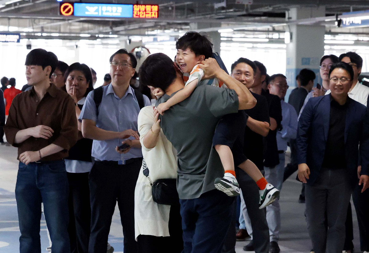 ▲미국 이민당국에 의해 조지아주에 구금됐던 한국인 근로자들이 12일 인천국제공항 제2여객터미널을 통해 귀국한 뒤 주차장에서 가족과 만나고 있다. 신태현 기자 holjjak@