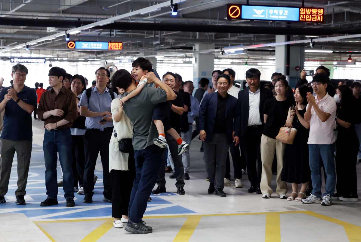 ▲미국 이민당국에 의해 조지아주에 구금됐던 한국인 근로자들이 12일 인천국제공항 제2여객터미널을 통해 귀국한 뒤 주차장에서 가족과 만나고 있다. 신태현 기자 holjjak@