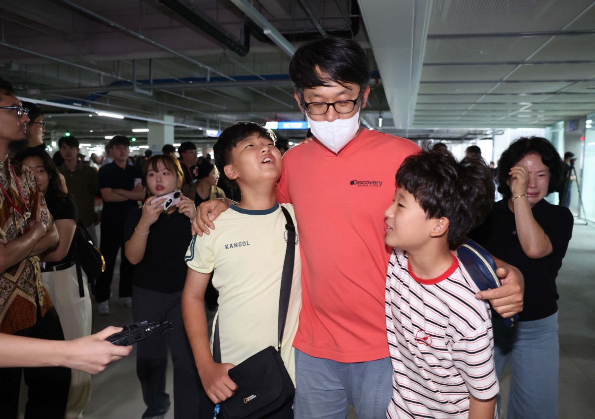 ▲미국 이민당국에 의해 조지아주에 구금됐던 한국인 근로자들이 12일 인천국제공항 제2여객터미널을 통해 귀국한 뒤 주차장에서 가족과 만나고 있다. 신태현 기자 holjjak@