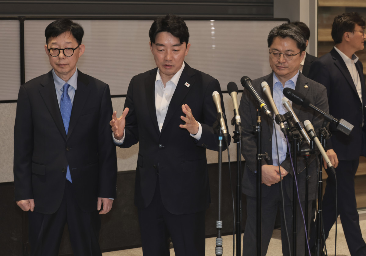 ▲미국 조지아주에서 이민단속으로 체포·구금됐다 풀려난 현대차그룹-LG에너지솔루션 합작 배터리공장 건설 현장 직원들이 12일 오후 인천국제공항 제2여객터미널로 귀국한 가운데 강훈식 대통령 비서실장(가운데)이 취재진의 질문에 답하고 있다.  (공동취재) 2025.09.12.  (뉴시스)