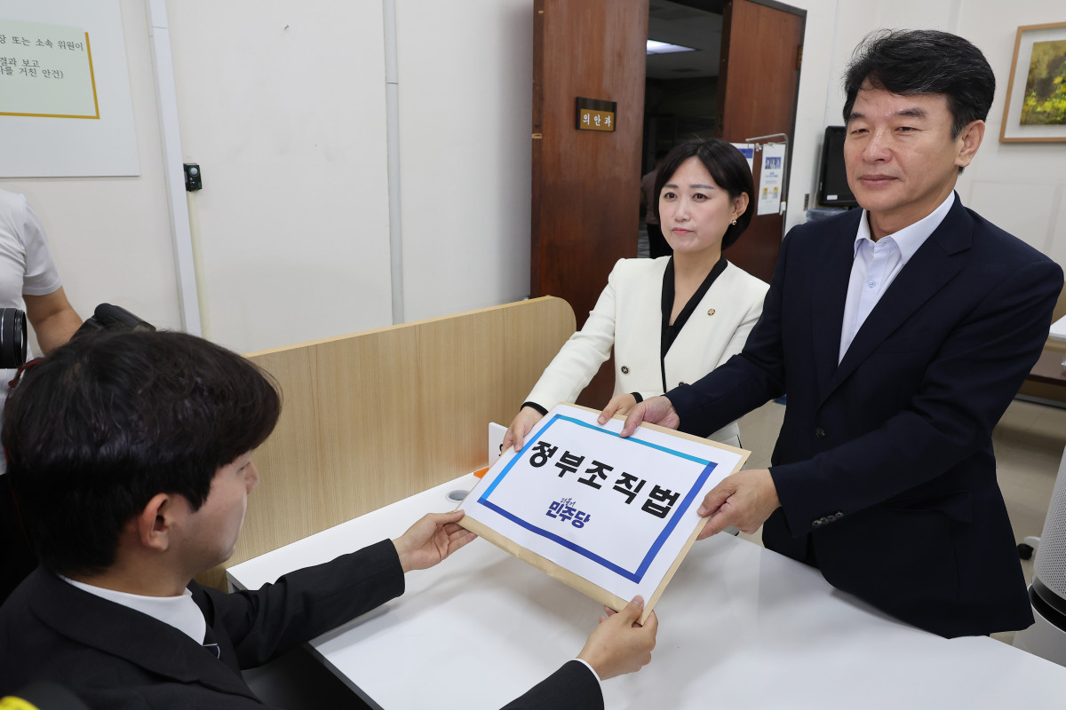 ▲12일 서울 여의도 국회 의안과에서 문진석 더불어민주당 원내수석부대표, 백승아 원내대변인이 정부조직법 개정안을 제출하고 있다. (연합뉴스)