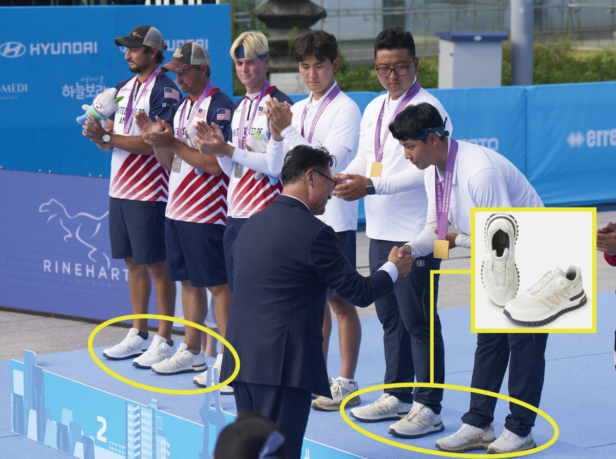 ▲리커브 남자 단체전 결승 포디움에서 한국과 미국 양궁 선수단이 신고 있는 코오롱스포츠 양궁화 아처삭스 (사진제공=코오롱인더스트리FnC부문)