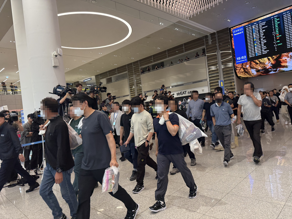▲미국 조지아 배터리 공장 건설 현장에서 이민당국에 체포, 구금됐던 한국인 근로자들이 12일 오후 인천국제공항으로 귀국했다. 김민서 기자 viajeporlune@