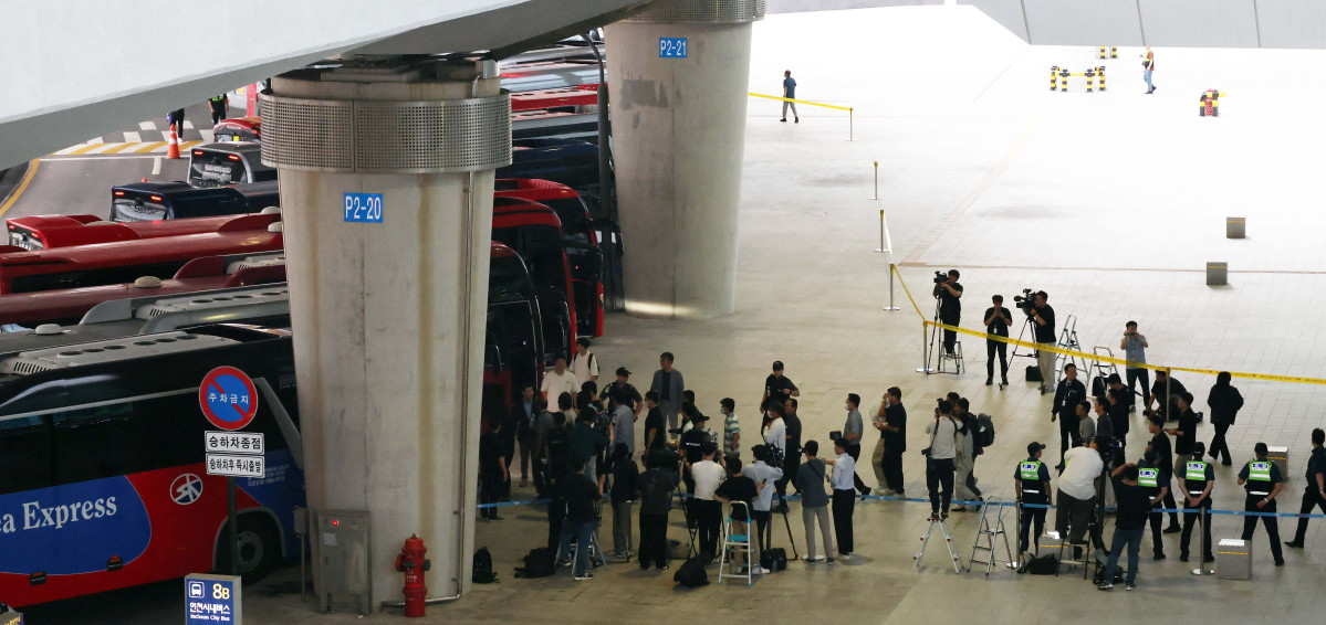 ▲미국 이민당국에 의해 조지아주에 구금됐던 한국인 근로자들이 12일 인천국제공항 제2여객터미널을 통해 귀국하고 있다. 신태현 기자 holjjak@