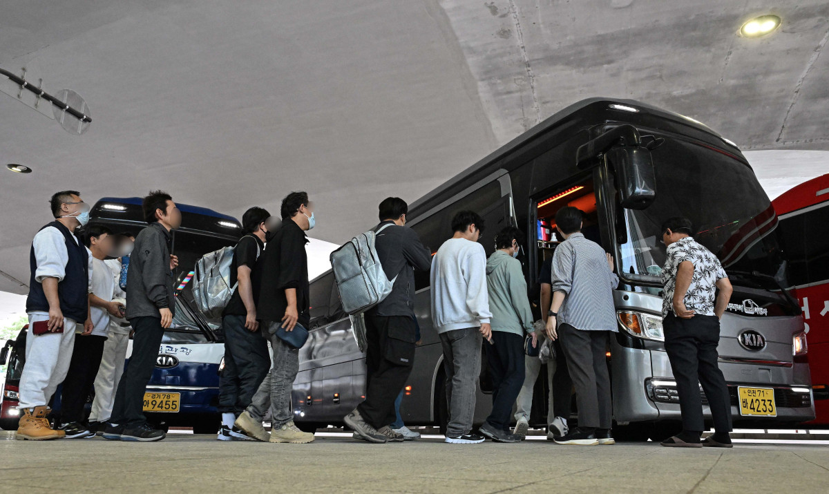 ▲미국 이민당국에 의해 조지아주에 구금됐던 한국인 근로자들이 12일 인천국제공항 제2여객터미널을 통해 귀국하고 있다. 신태현 기자 holjjak@