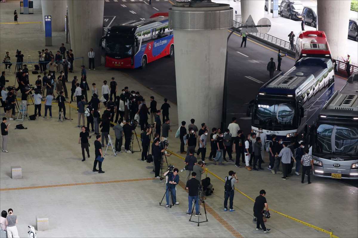 ▲미국 이민당국에 의해 조지아주에 구금됐던 한국인 근로자들이 12일 인천국제공항 제2여객터미널을 통해 귀국하고 있다. 신태현 기자 holjjak@