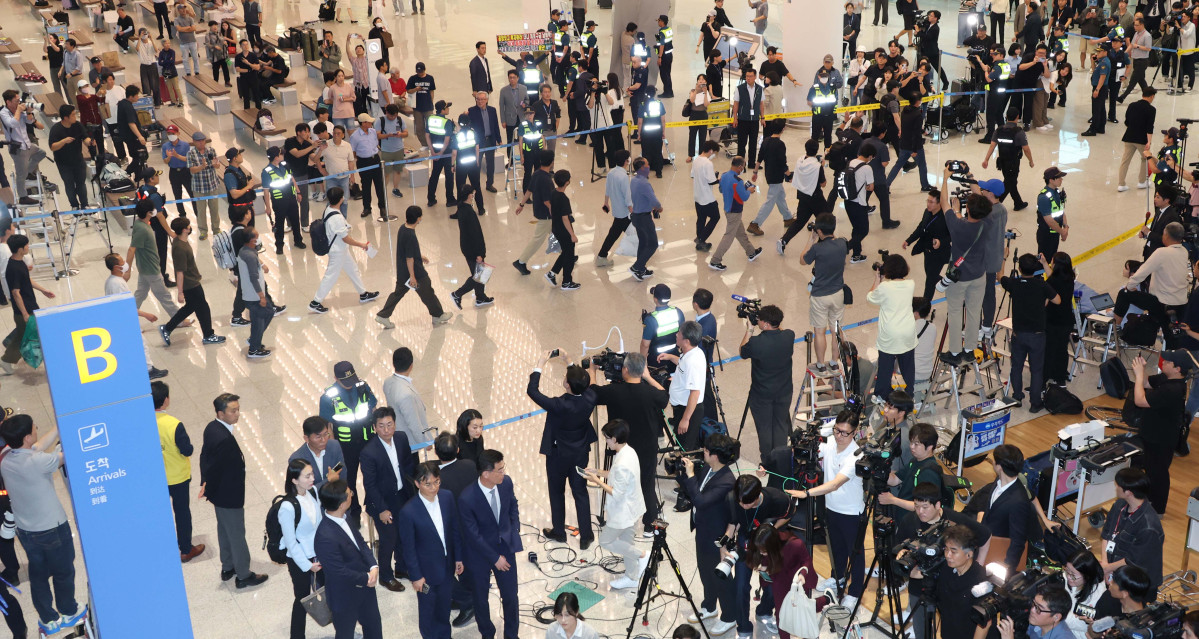 ▲미국 이민당국에 의해 조지아주에 구금됐던 한국인 근로자들이 12일 인천국제공항 제2여객터미널을 통해 귀국하고 있다. 신태현 기자 holjjak@