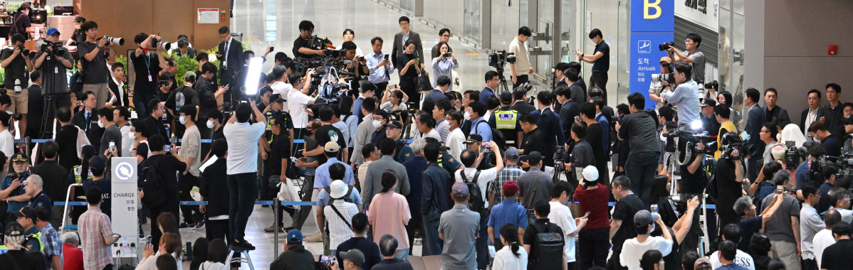 ▲미국 이민당국에 의해 조지아주에 구금됐던 한국인 근로자들이 12일 인천국제공항 제2여객터미널을 통해 귀국하고 있다. 신태현 기자 holjjak@