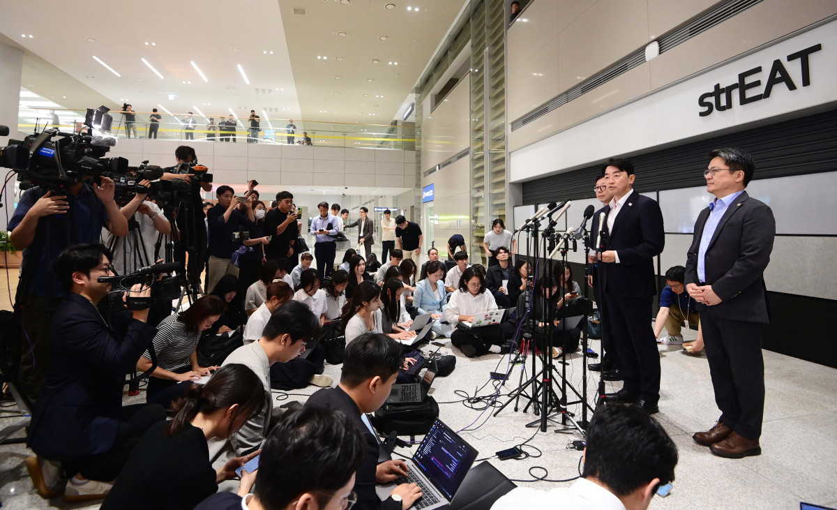 ▲미국 이민당국에 의해 조지아주에 구금됐던 한국인 근로자들이 12일 인천국제공항 제2여객터미널로 귀국한 가운데 강훈식 대통령비서실장이 브리핑을 하고 있다. 신태현 기자 holjjak@