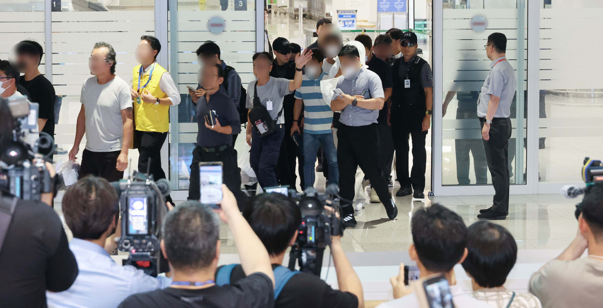 ▲미국 이민당국에 의해 조지아주에 구금됐던 한국인 근로자들이 12일 인천국제공항 제2여객터미널을 통해 귀국하고 있다. 신태현 기자 holjjak@