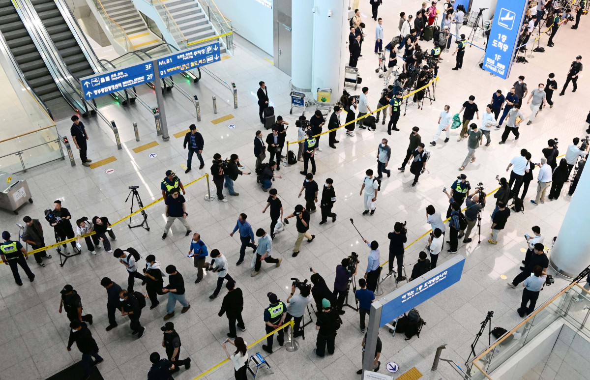 ▲미국 이민당국에 의해 조지아주에 구금됐던 한국인 근로자들이 12일 인천국제공항 제2여객터미널을 통해 귀국하고 있다. 신태현 기자 holjjak@