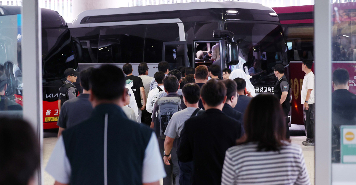 ▲미국 이민당국에 의해 조지아주에 구금됐던 한국인 근로자들이 12일 인천국제공항 제2여객터미널을 통해 귀국하고 있다. 신태현 기자 holjjak@