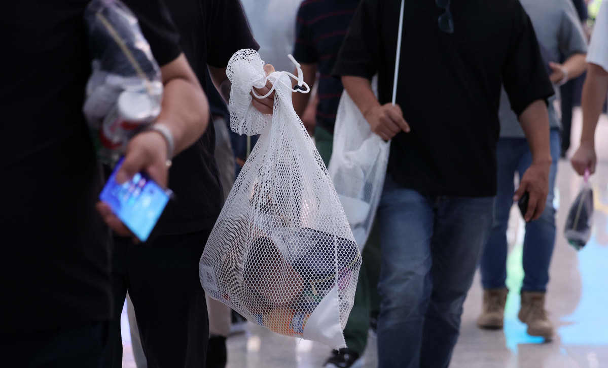 ▲미국 이민당국에 의해 조지아주에 구금됐던 한국인 근로자들이 12일 인천국제공항 제2여객터미널을 통해 귀국하고 있다. 신태현 기자 holjjak@