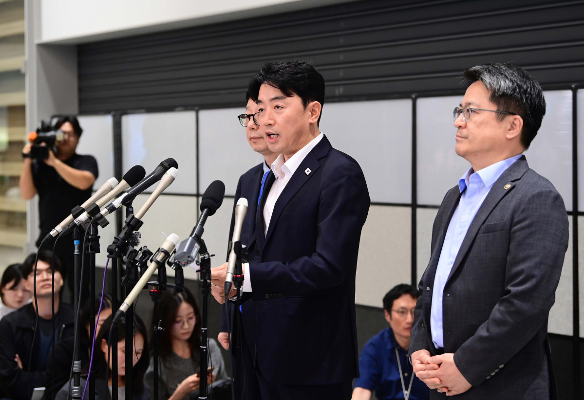 ▲미국 이민당국에 의해 조지아주에 구금됐던 한국인 근로자들이 12일 인천국제공항 제2여객터미널로 귀국한 가운데 강훈식 대통령비서실장이 브리핑을 하고 있다. 신태현 기자 holjjak@