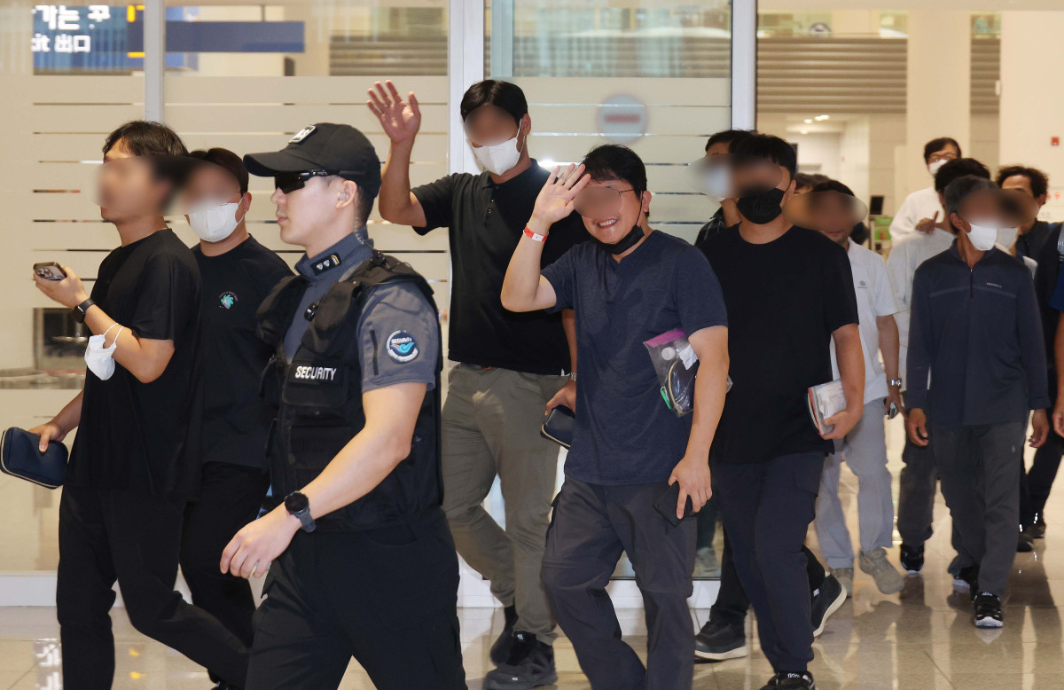 ▲미국 이민당국에 의해 조지아주에 구금됐던 한국인 근로자들이 12일 인천국제공항 제2여객터미널을 통해 귀국하고 있다. 신태현 기자 holjjak@