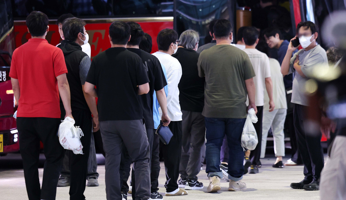 ▲미국 이민당국에 의해 조지아주에 구금됐던 한국인 근로자들이 12일 인천국제공항 제2여객터미널을 통해 귀국하고 있다. 신태현 기자 holjjak@