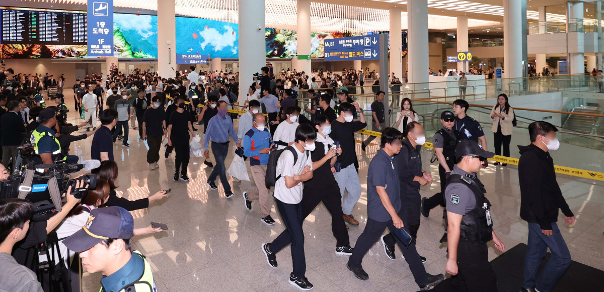 ▲미국 이민당국에 의해 조지아주에 구금됐던 한국인 근로자들이 12일 인천국제공항 제2여객터미널을 통해 귀국하고 있다. 신태현 기자 holjjak@