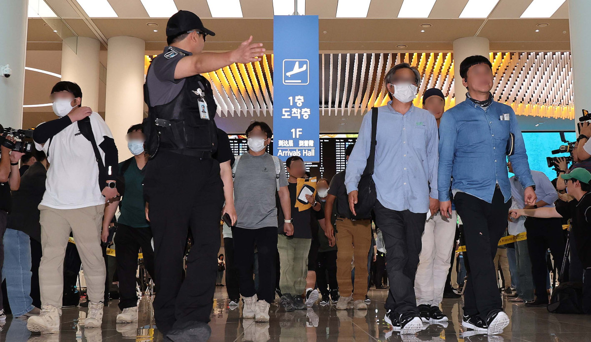 ▲미국 이민당국에 의해 조지아주에 구금됐던 한국인 근로자들이 12일 인천국제공항 제2여객터미널을 통해 귀국하고 있다. 신태현 기자 holjjak@