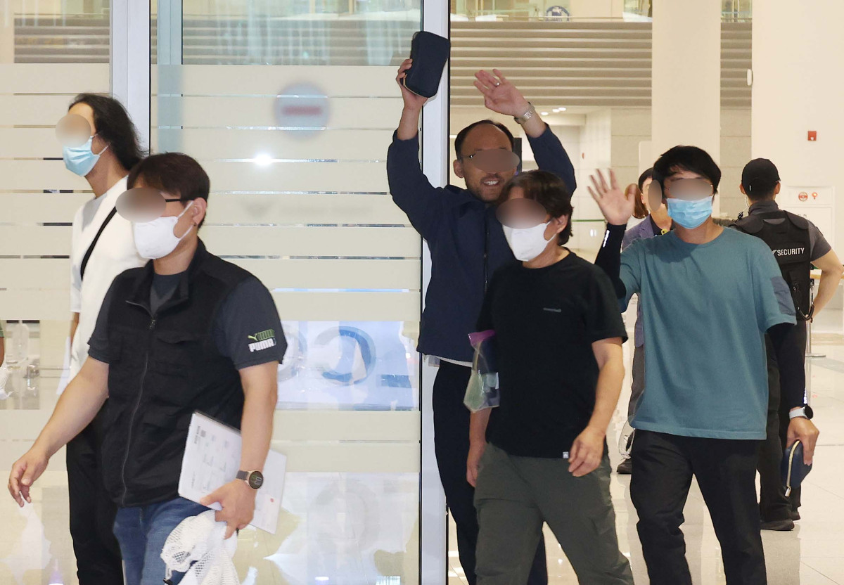 ▲미국 이민당국에 의해 조지아주에 구금됐던 한국인 근로자들이 12일 인천국제공항 제2여객터미널을 통해 귀국하고 있다. 신태현 기자 holjjak@