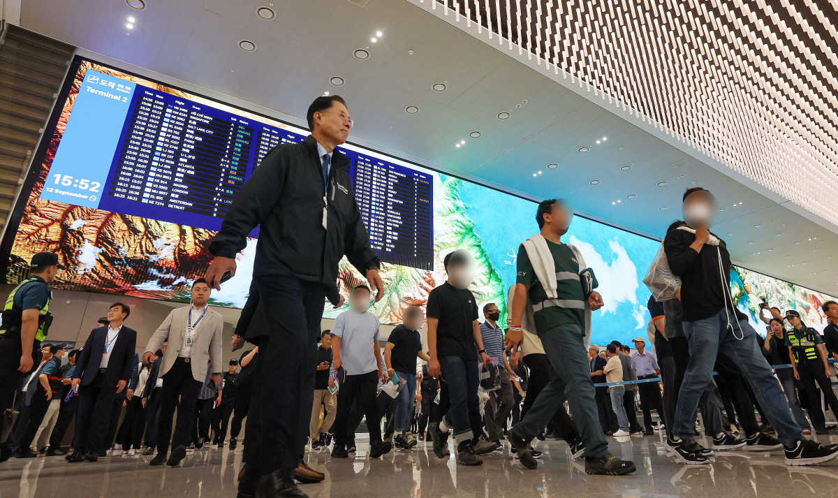 ▲미국 이민당국에 의해 조지아주에 구금됐던 한국인 근로자들이 12일 인천국제공항 제2여객터미널을 통해 귀국하고 있다. 신태현 기자 holjjak@