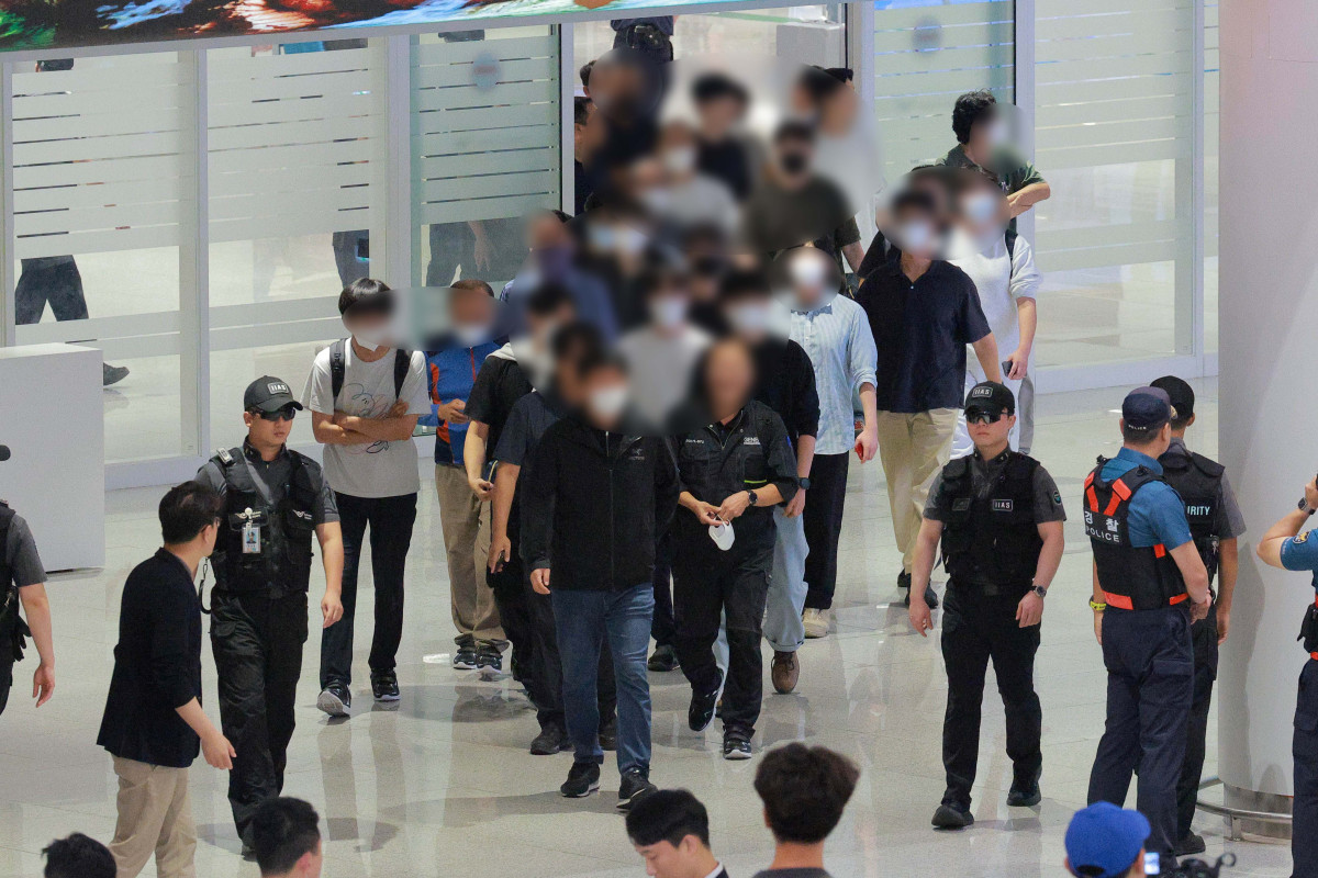 ▲미국 이민당국에 의해 조지아주에 구금됐던 한국인 근로자들이 12일 인천국제공항 제2여객터미널을 통해 귀국하고 있다. 신태현 기자 holjjak@