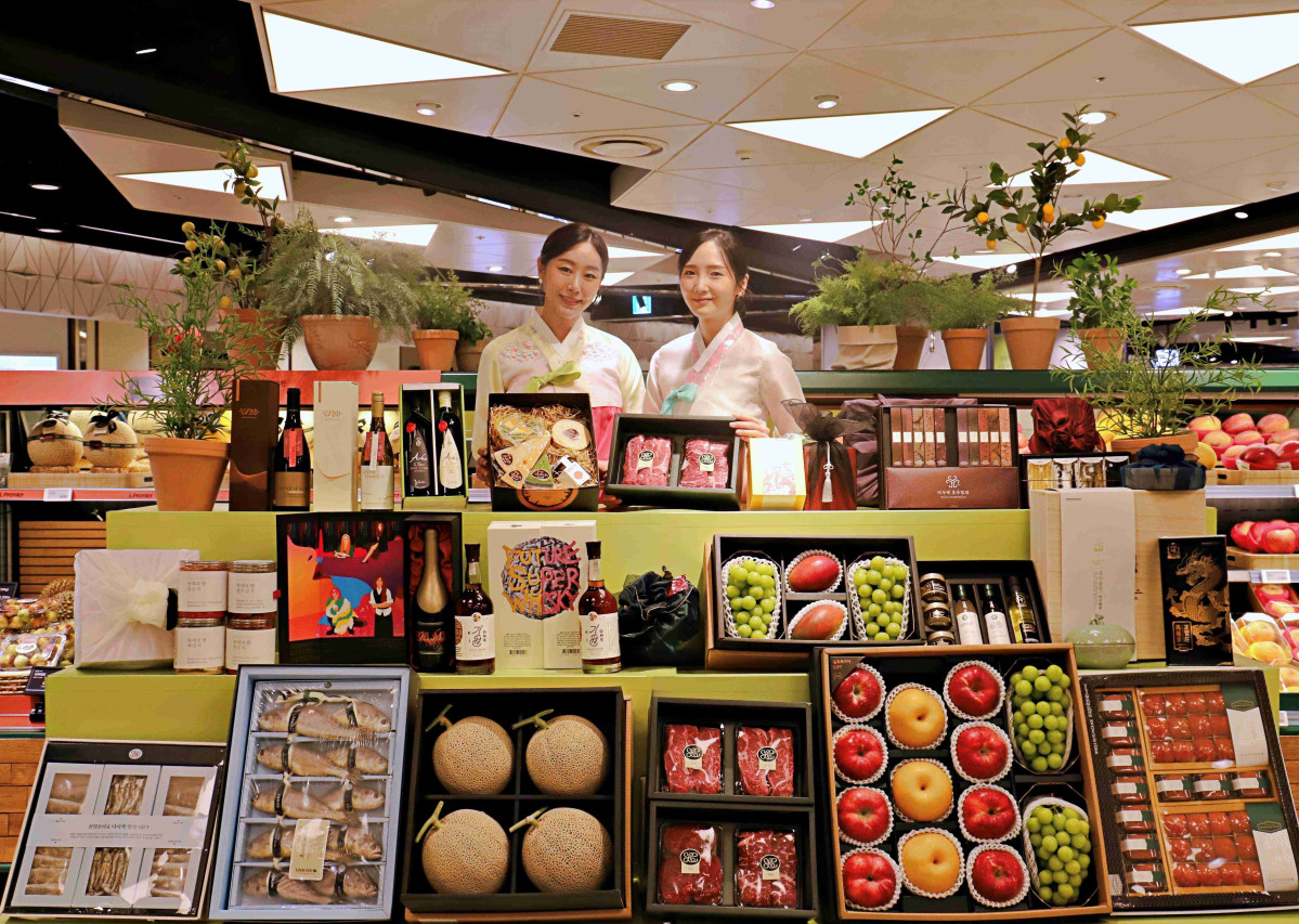▲서울시 송파구 잠실동에 위치한 롯데백화점 잠실점 지하1층 식품관에서 모델들이 추석 선물 세트를 홍보하고 있다. (사진제공=롯데쇼핑)