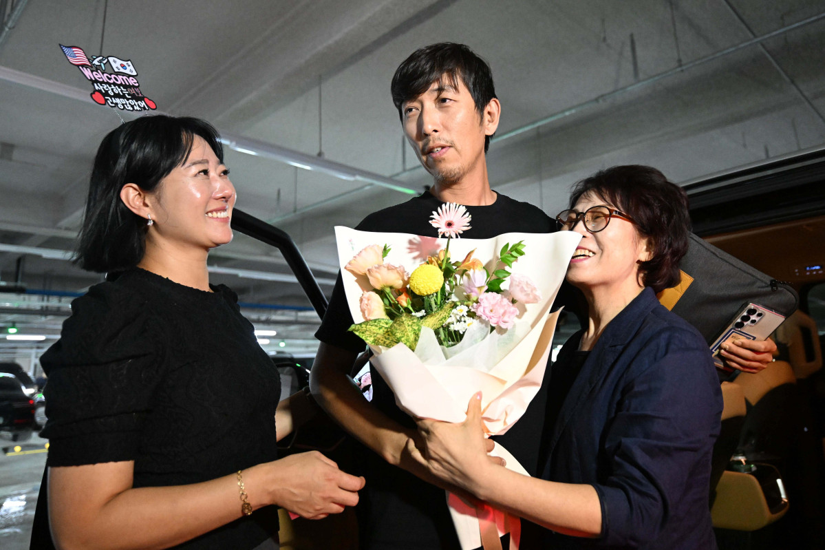 ▲미국 이민당국에 의해 조지아주에 구금됐던 LG앤솔 직원 조영휘 씨(81년생)가 12일 인천국제공항 제2여객터미널을 통해 귀국한 뒤 주차장에서 가족과 만나고 있다. 신태현 기자 holjjak@