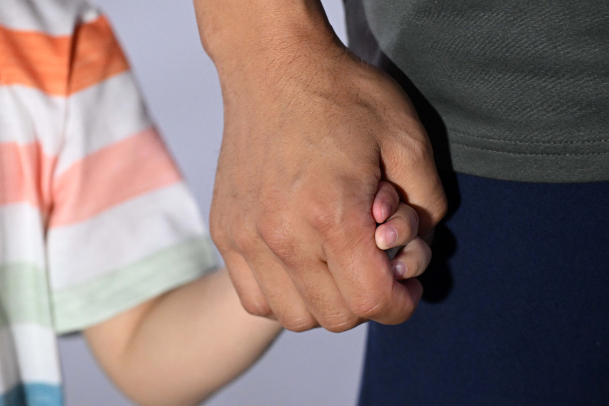 ▲미국 이민당국에 의해 조지아주에 구금됐던 한국인 근로자들이 12일 인천국제공항 제2여객터미널을 통해 귀국한 뒤 주차장에서 가족과 만나고 있다. 신태현 기자 holjjak@