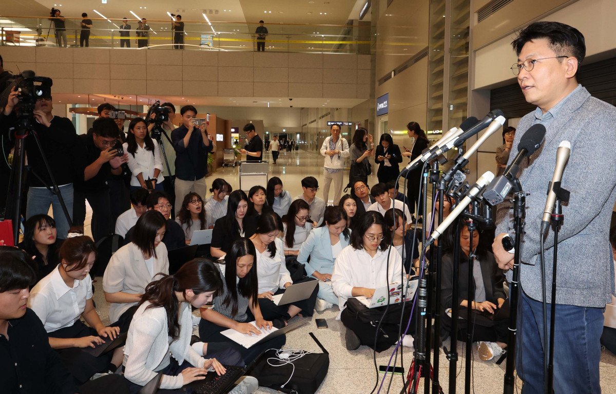 ▲미국 이민당국에 의해 조지아주에 구금됐던 한국인 근로자들과 함께 귀국한 김동명 LG에너지솔루션 사장이 12일 인천국제공항 제2터미널 입국장에서 취재진 질문에 답하고 있다. 신태현 기자 holjjak@