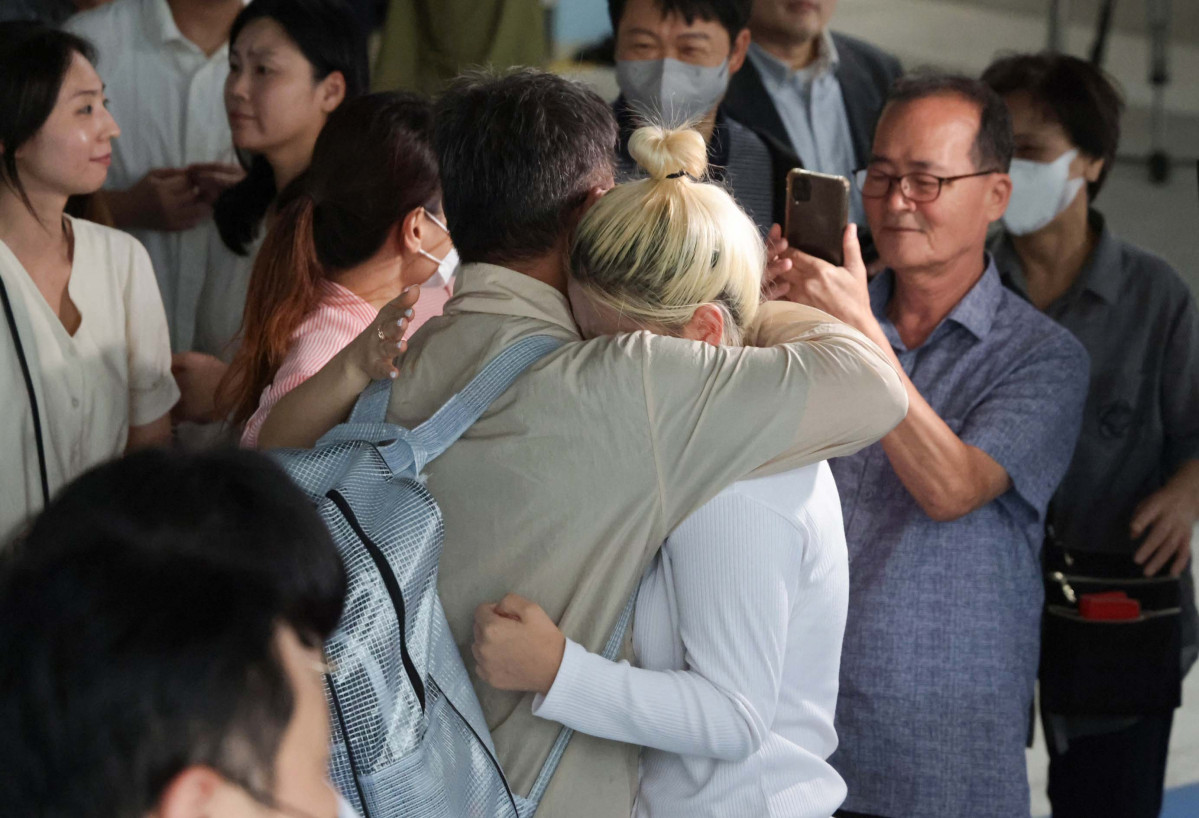 ▲미국 이민당국에 의해 조지아주에 구금됐던 한국인 근로자들이 12일 인천국제공항 제2여객터미널을 통해 귀국한 뒤 주차장에서 가족과 만나고 있다. 신태현 기자 holjjak@