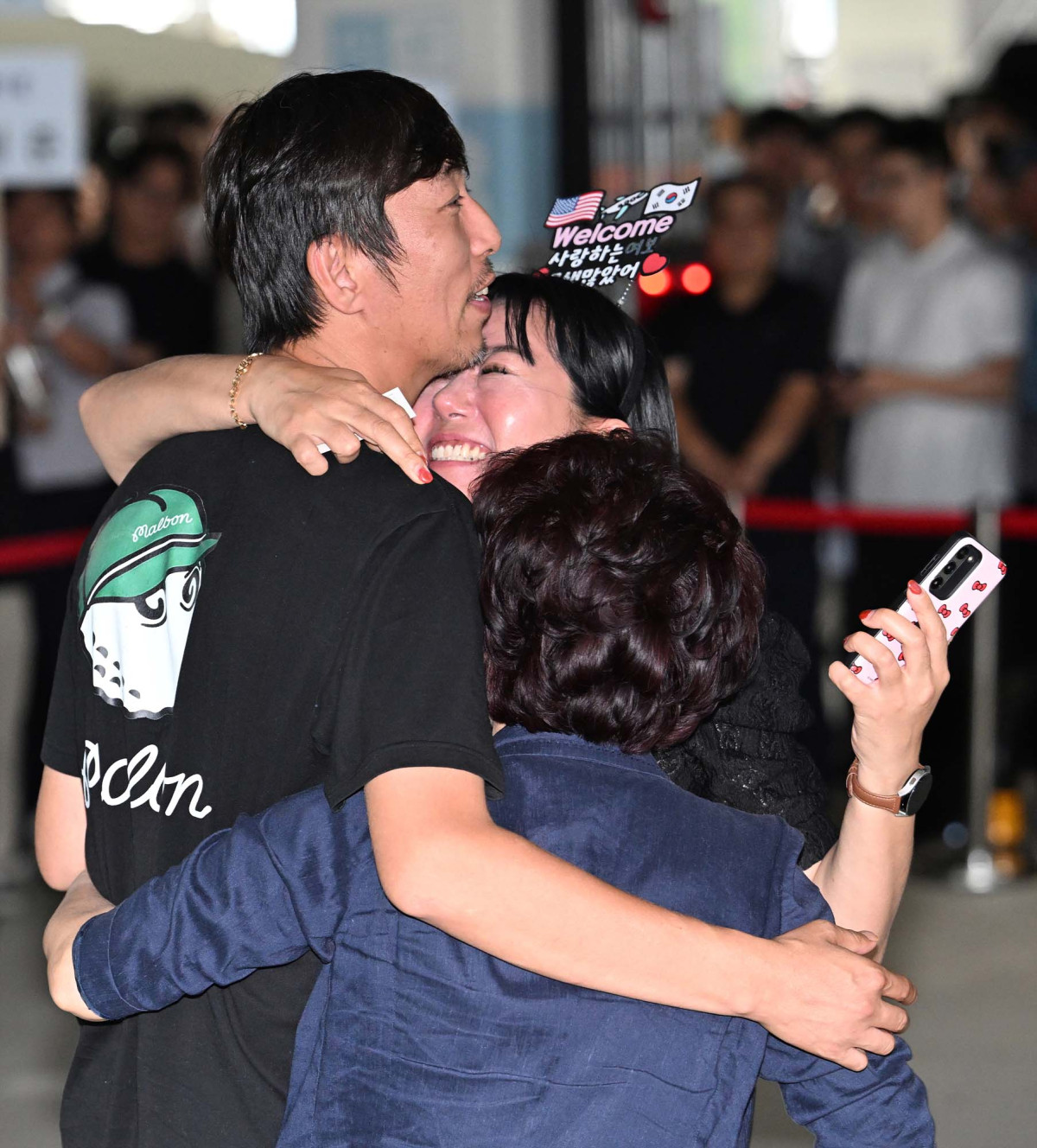 ▲미국 이민당국에 의해 조지아주에 구금됐던 한국인 근로자들이 12일 인천국제공항 제2여객터미널을 통해 귀국한 뒤 주차장에서 가족과 만나고 있다. 신태현 기자 holjjak@