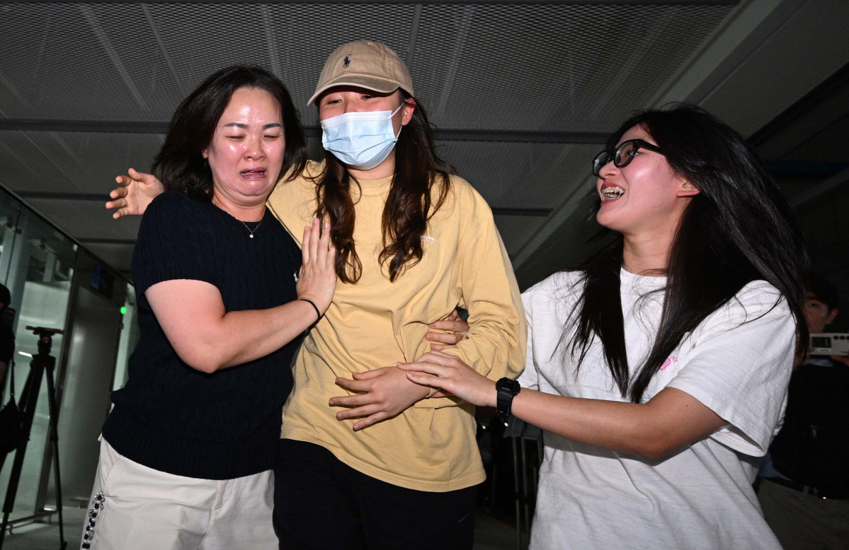 ▲미국 이민당국에 의해 조지아주에 구금됐던 한국인 근로자들이 12일 인천국제공항 제2여객터미널을 통해 귀국하고 있다. 신태현 기자 holjjak@