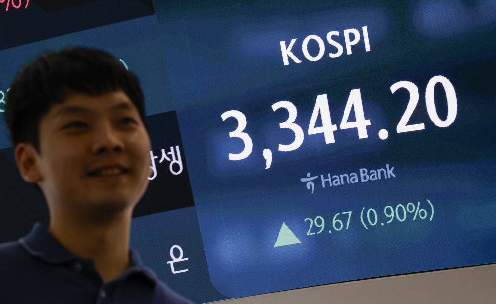 ▲코스피가 신고점 기록과 8거래일 연속 상승하며 3340선으로 거래를 마친 11일 서울 중구 하나은행 딜링룸 전광판에 코스피가 표시돼 있다. 이날 코스피 지수는 전 거래일보다 29.67(0.90%)포인트 상승한 344.20을 나타냈다. 코스피는 전날에 이어 이틀 연속 사상 최고치를 경신했다. 조현호 기자 hyunho@ (이투데이DB)