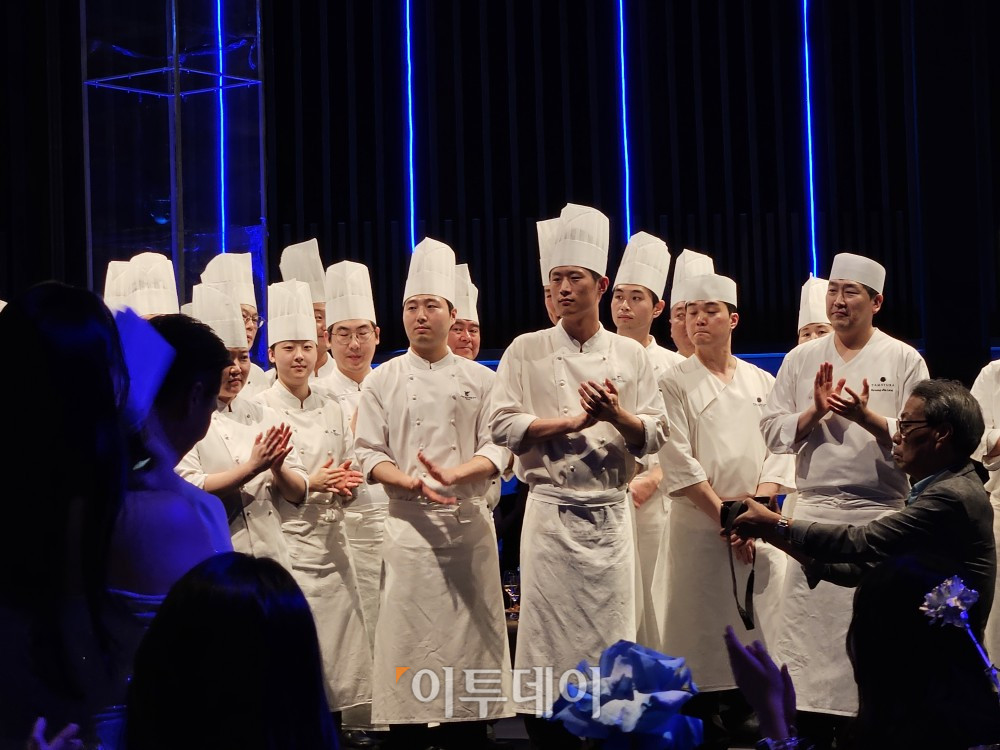 ▲JW메리어트 호텔 서울 개관 25주년 기념 갈라 행사에서 셰프들이 관객들에게 인사하고 있다. (문현호 기자 m2h@)