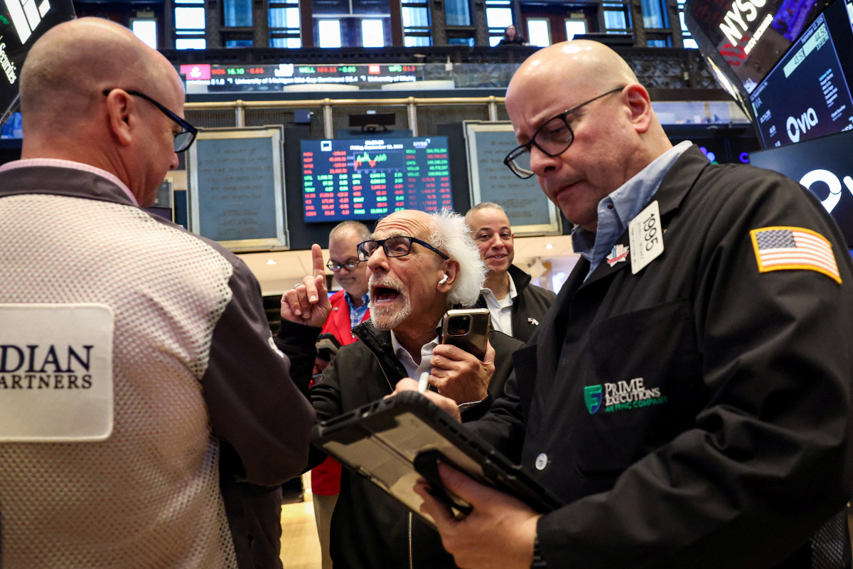 ▲뉴욕증권거래소(NYSE)에서 트레이더들이 대화하고 있다.  (뉴욕/로이터연합뉴스)