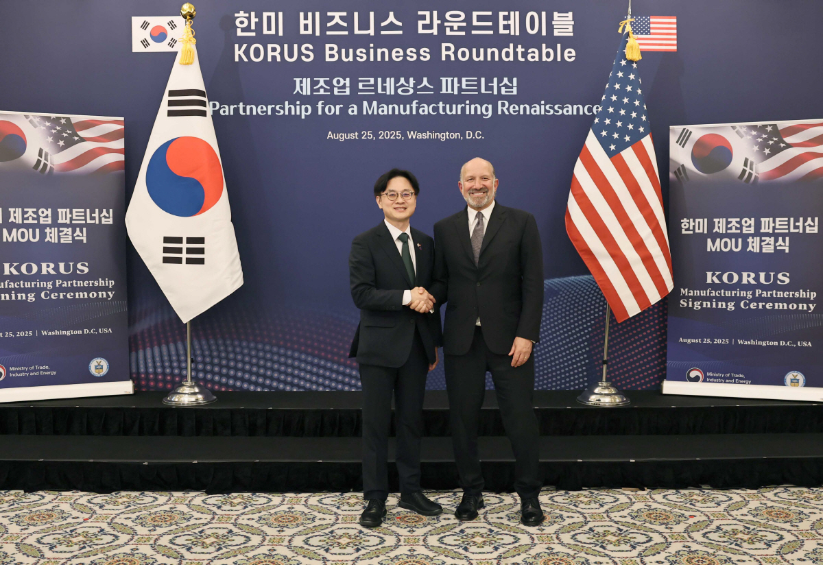▲김정관 산업통상자원부 장관이 지난달 25일 미국 워싱턴 DC 월라드 인터콘티넨탈호텔에서 열린 한미 제조업 파트너십 양해각서(MOU) 체결식에서 하워드 러트닉 미국 상무부 장관과 기념 촬영하고 있다. 연합뉴스