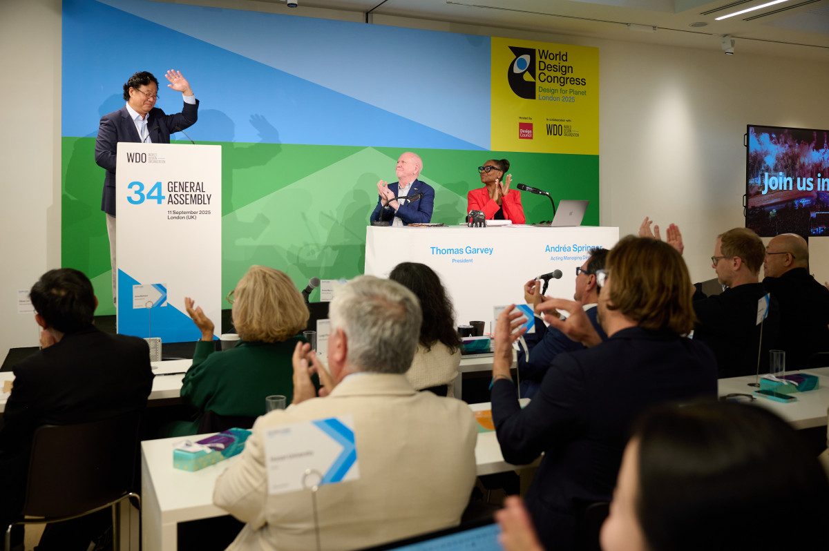 ▲서울의 WDO 정기총회 개최 유치 사실이 발표된 후 진행된 재단 차강희 대표이사 수락연설 후 박수로 화답하는 세계 디자인 관계자들 (서울시)