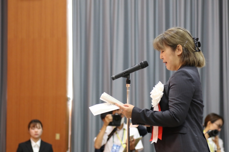 ▲오카노 유키코 일본 외무성 국제문화교류심의관이 13일 사도섬에서 열린 '사도광산 추도식'에서 추도사를 읽고 있다.  (연합뉴스)