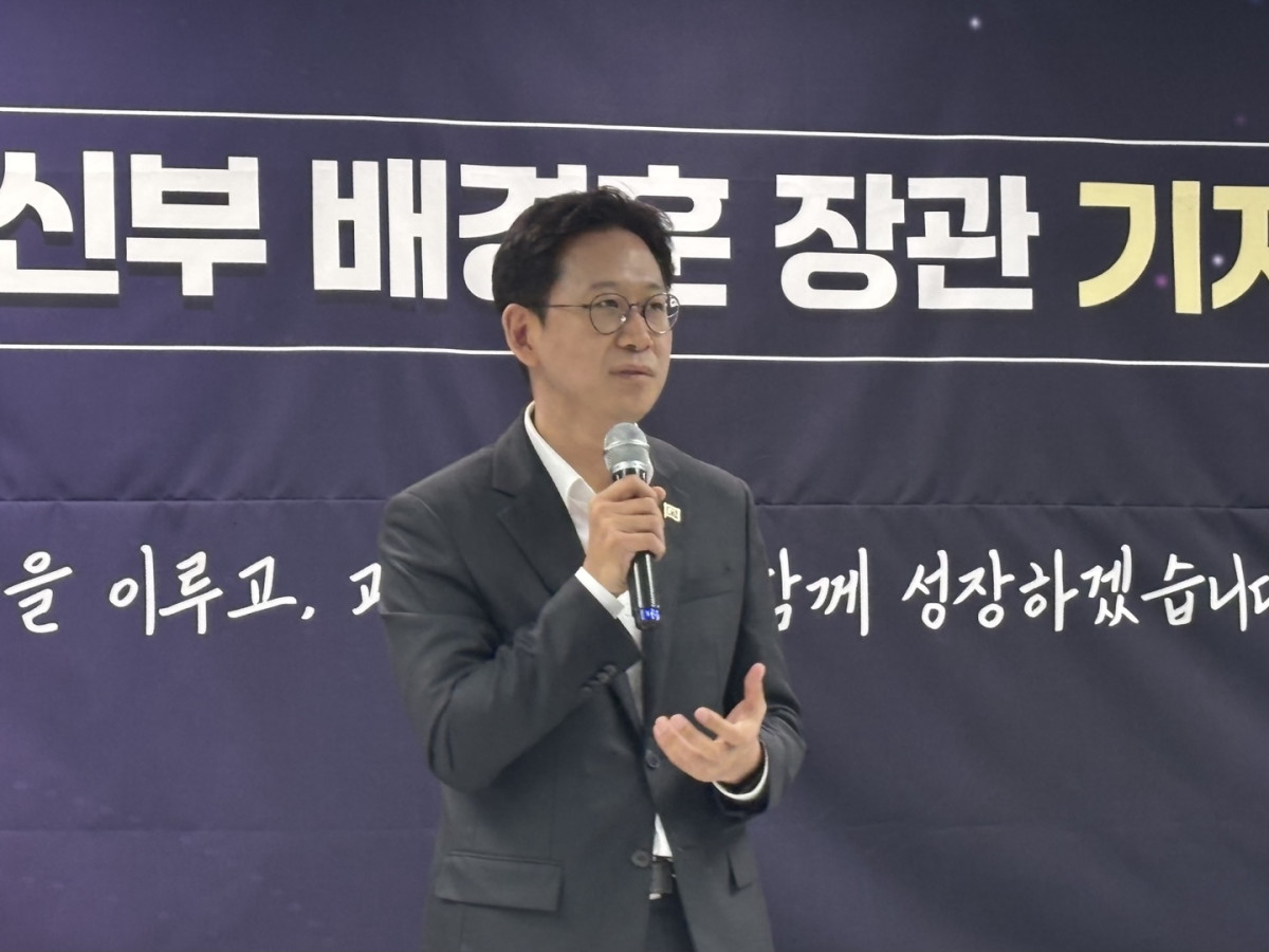 ▲배경훈 과학기술정보통신부 장관은 12일 서울 hj비즈니스센터에서 열린 취임 50일 기자간담회에서 과학기술·AI 청사진을 발표하고 있다.  (김나리 기자)