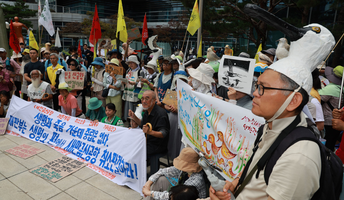▲8일 서울 서초구 행정법원 앞에서 새만금신공항 기본계획 취소소송 인용촉구 기자회견이 열리고 있다. (사진제공=연합뉴스)
