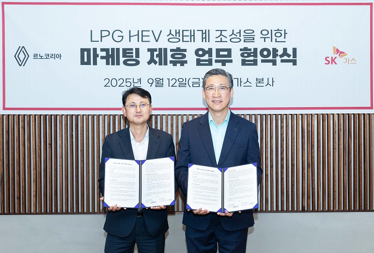 ▲백흠정 SK가스 Eco Energy 본부장과 최성규 르노코리아 연구소장이 국내 최초 LPG 하이브리드 차량의 성공적 출시를 위한 전속 마케팅 협약을 체결하고 기념사진을 촬영하고 있다. (SK가스)
