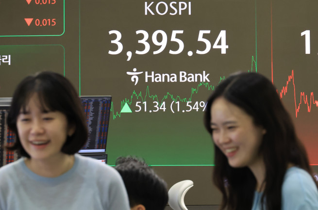 ▲개장하자마자 사상 최고치를 갈아치운 코스피가 장중 거듭 최고 기록을 경신한 12일 서울 중구 하나은행 본점에서 직원들이 증시와 환율을 모니터 하고 있다. 이날 코스피는 전장보다 51.34포인트(1.54%) 오른 3,395.54로 거래를 마쳤다. 전날 세운 종가 기준 사상 최고치(3,344.20)를 큰 폭으로 갈아치운 것이다.  (연합뉴스)