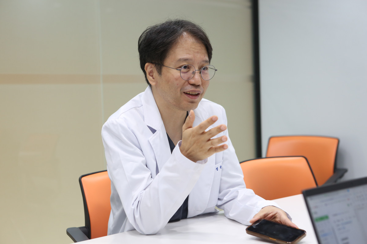 ▲홍성광 뉴로이어즈 CTO(한림대성심병원 이비인후과 교수)가 본지와 인터뷰를 하고 있다.  (노상우 기자 nswreal@)