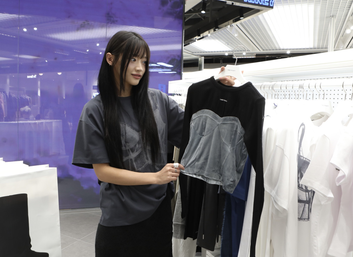 ▲서울 중구 소공동 롯데백화점 본점 9층 키네틱 그라운드에서 진행 중인 '쓰리투에이티(Three to Eighty)' 팝업스토어에서 모델이 상품을 소개하고 있다. (사진제공=롯데쇼핑)