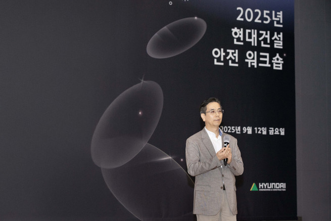 ▲이한우 현대건설 대표이사가 12일 계동 본사에서 열린 '2025년 현대건설 안전 워크숍'에서 인사말을 하고 있다. (사진제공=현대건설)